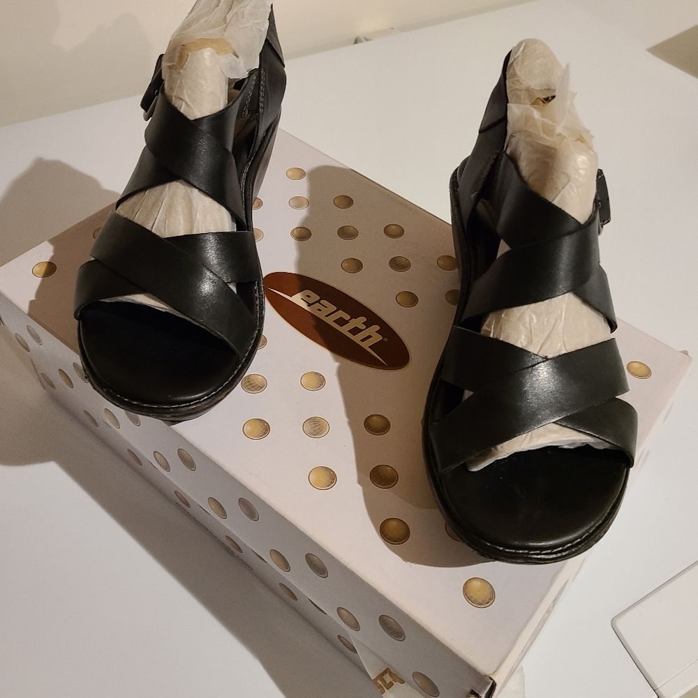 Earth Shoes brand Black leather strap wedge sandals size 7.5